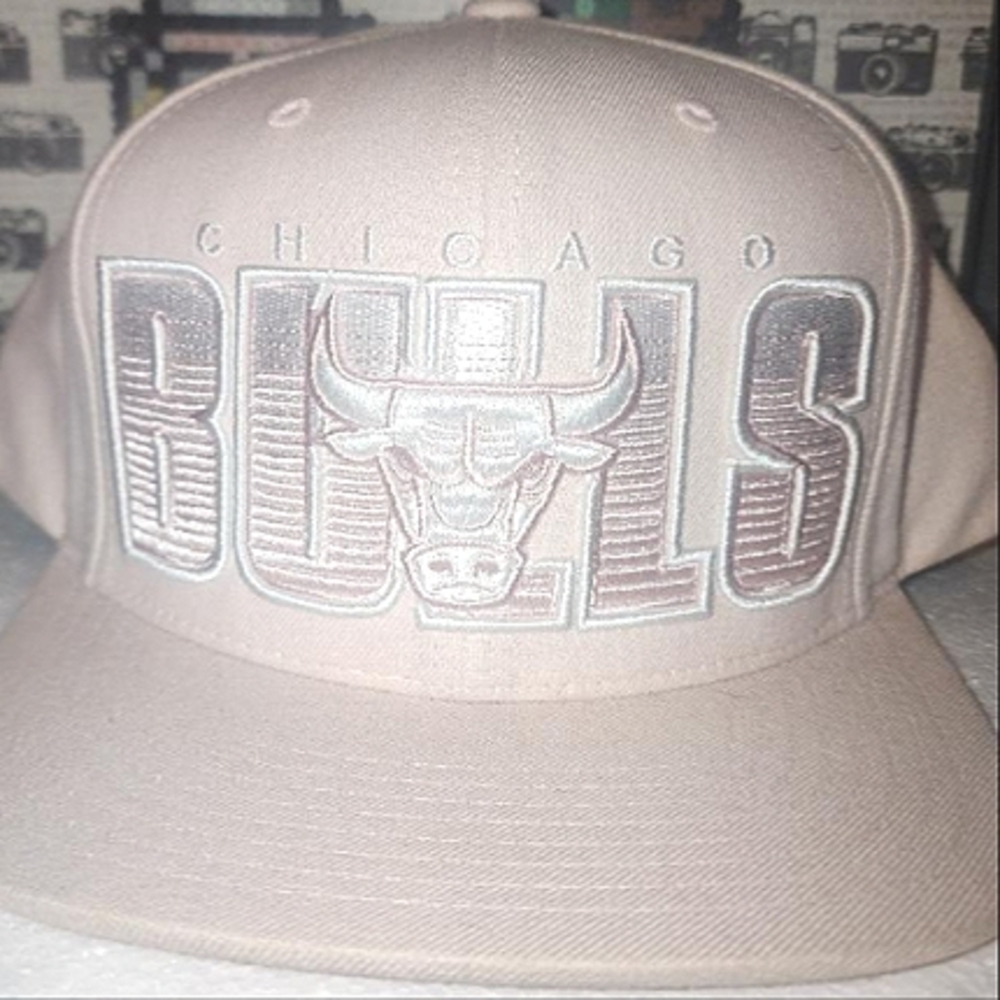 COPY - 🏀 Classic Chicago Bulls, Mitchell&Ness, Salmon Pink, Adjustable, Tan/Bla…